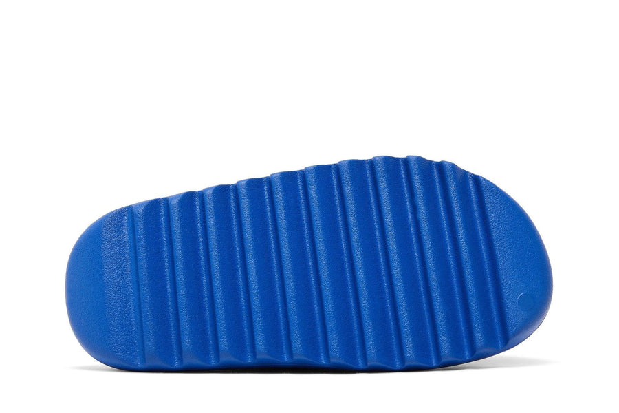 Vista traseira do Yeezy Yeezy Slide Azure mostrando calcanheira e detalhes do solado