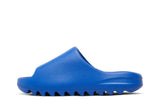 Vista lateral do Yeezy Yeezy Slide Azure mostrando design do cabedal e logo da marca