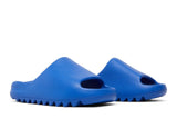 Vista frontal do Yeezy Yeezy Slide Azure mostrando biqueira e costuras