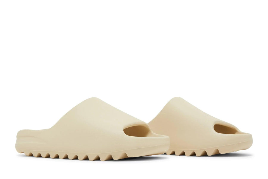 Vista frontal do Yeezy Yeezy Slide Bone mostrando biqueira e costuras
