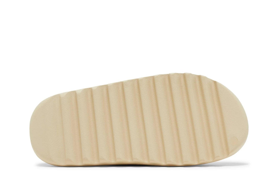 Vista traseira do Yeezy Yeezy Slide Bone mostrando calcanheira e detalhes do solado
