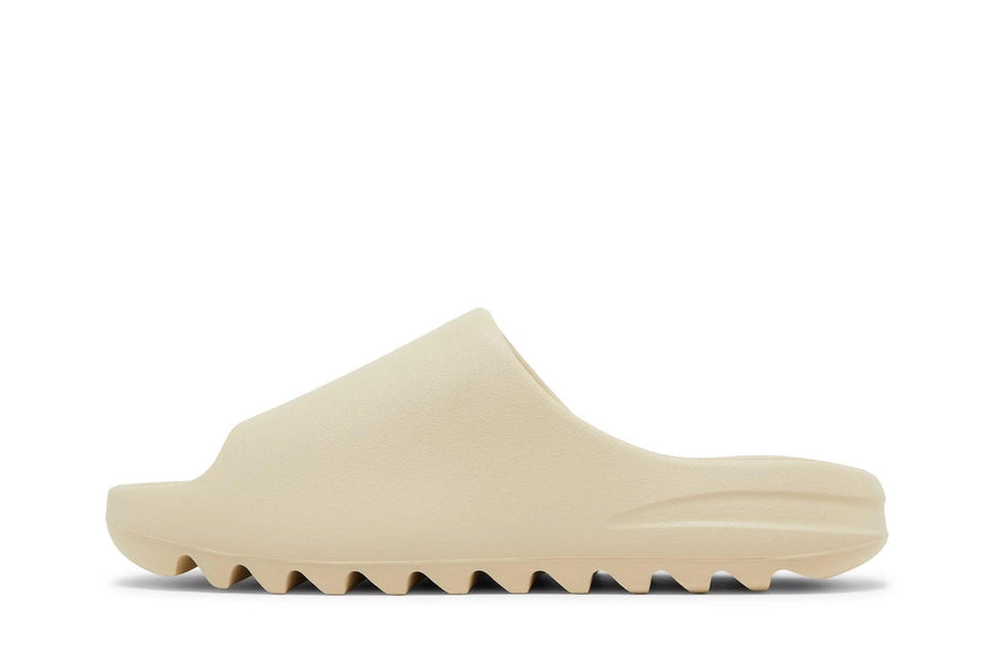 Vista lateral do Yeezy Yeezy Slide Bone mostrando design do cabedal e logo da marca