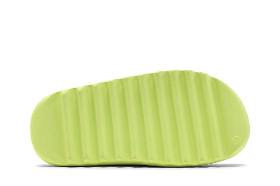 Vista traseira do Yeezy Yeezy Slide Glow Green mostrando calcanheira e detalhes do solado