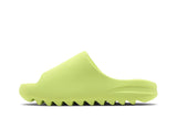 Vista lateral do Yeezy Yeezy Slide Glow Green mostrando design do cabedal e logo da marca
