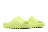 Vista frontal do Yeezy Yeezy Slide Glow Green mostrando biqueira e costuras
