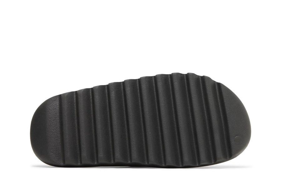 Vista traseira do Yeezy Yeezy Slide Onyx mostrando calcanheira e detalhes do solado