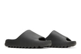 Vista frontal do Yeezy Yeezy Slide Onyx mostrando biqueira e costuras