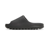 Vista lateral do Yeezy Yeezy Slide Onyx mostrando design do cabedal e logo da marca