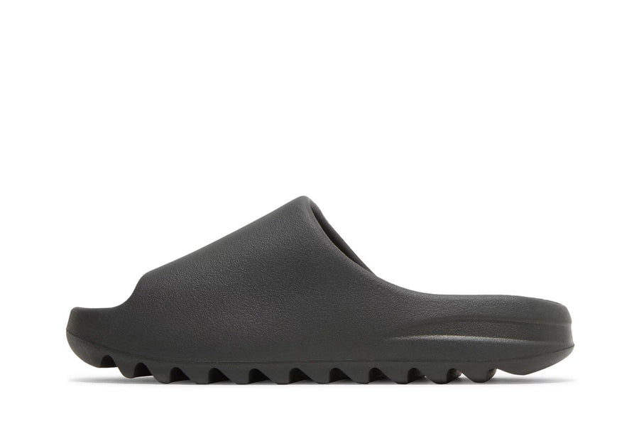 Vista lateral do Yeezy Yeezy Slide Onyx mostrando design do cabedal e logo da marca