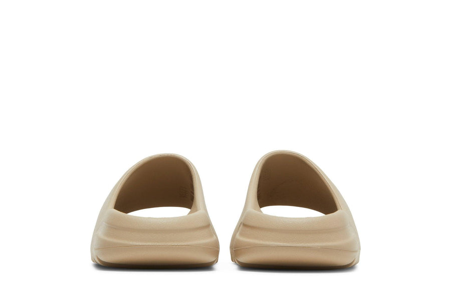 Vista superior do Yeezy Yeezy Slide Pure (2022) mostrando abertura, lingueta e cadarços