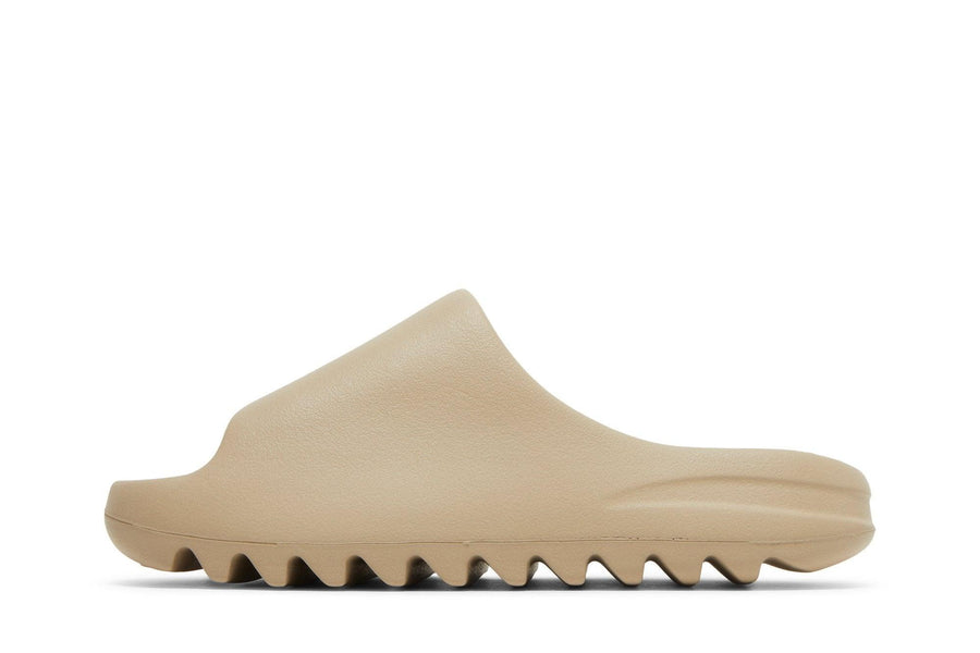 Vista lateral do Yeezy Yeezy Slide Pure (2022) mostrando design do cabedal e logo da marca