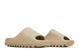 Vista frontal do Yeezy Yeezy Slide Pure (2022) mostrando biqueira e costuras