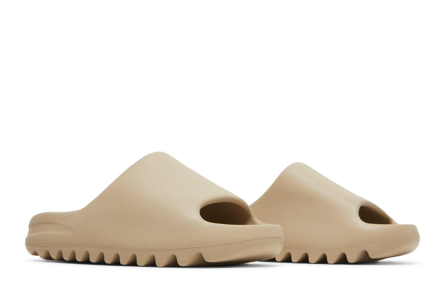 Vista frontal do Yeezy Yeezy Slide Pure (2022) mostrando biqueira e costuras