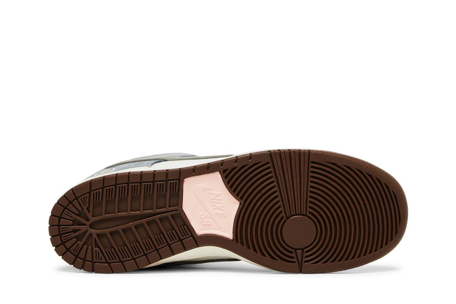 Vista traseira do Nike Yuto Horigome x Nike SB Dunk Low mostrando calcanheira e detalhes do solado