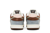 Vista superior do Nike Yuto Horigome x Nike SB Dunk Low mostrando abertura, lingueta e cadarços