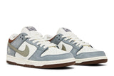 Vista frontal do Nike Yuto Horigome x Nike SB Dunk Low mostrando biqueira e costuras