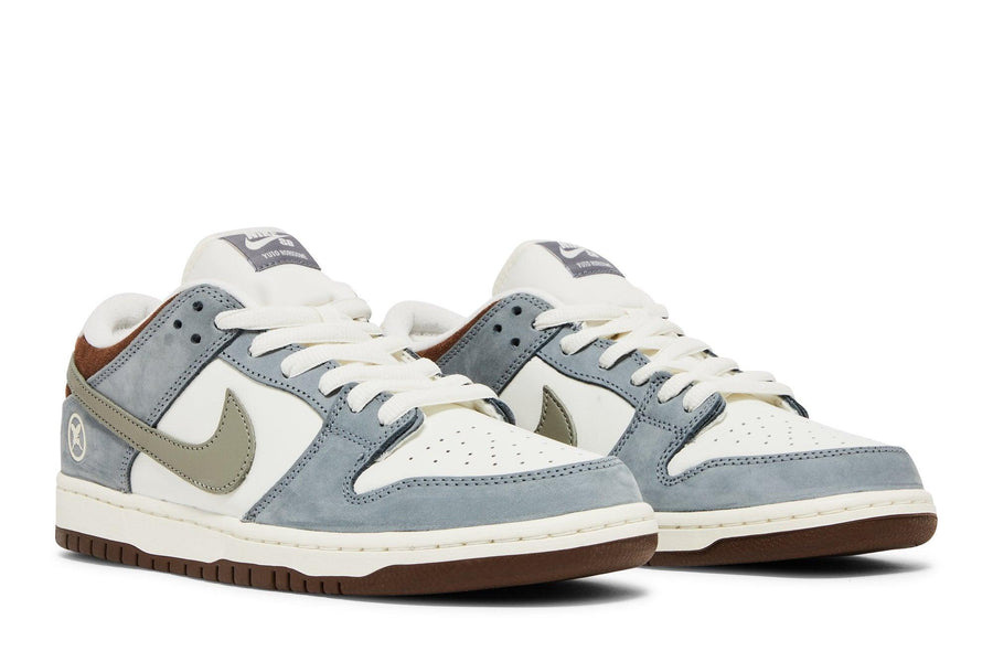 Vista frontal do Nike Yuto Horigome x Nike SB Dunk Low mostrando biqueira e costuras