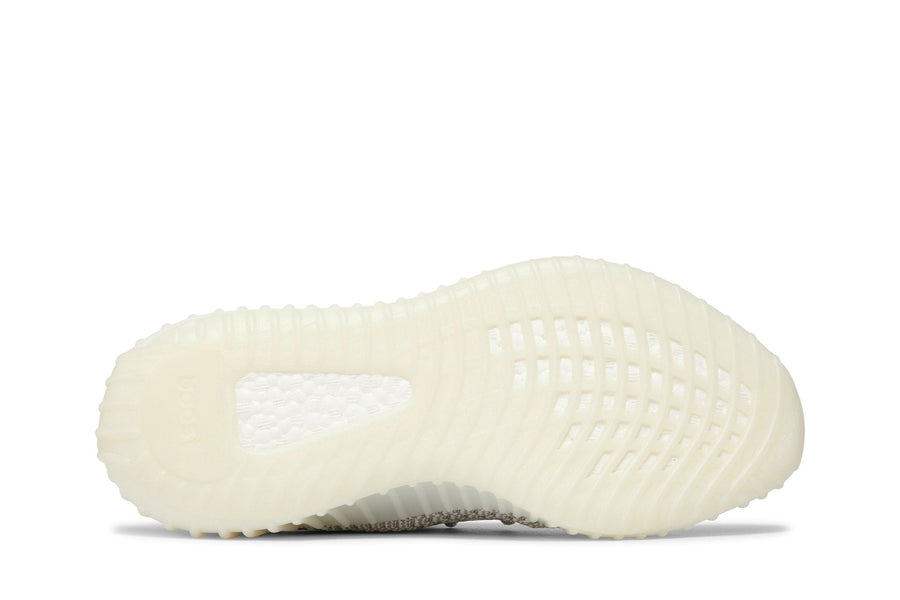 Vista traseira do Yeezy Yeezy 350 V2 Static Non-Reflective (2023) mostrando calcanheira e detalhes do solado