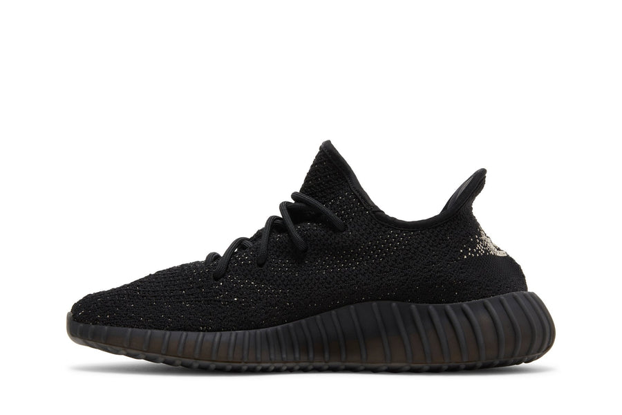 Vista lateral do Yeezy Yeezy Boost 350 V2 Oreo mostrando design do cabedal e logo da marca