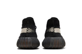 Vista superior do Yeezy Yeezy Boost 350 V2 Oreo mostrando abertura, lingueta e cadarços