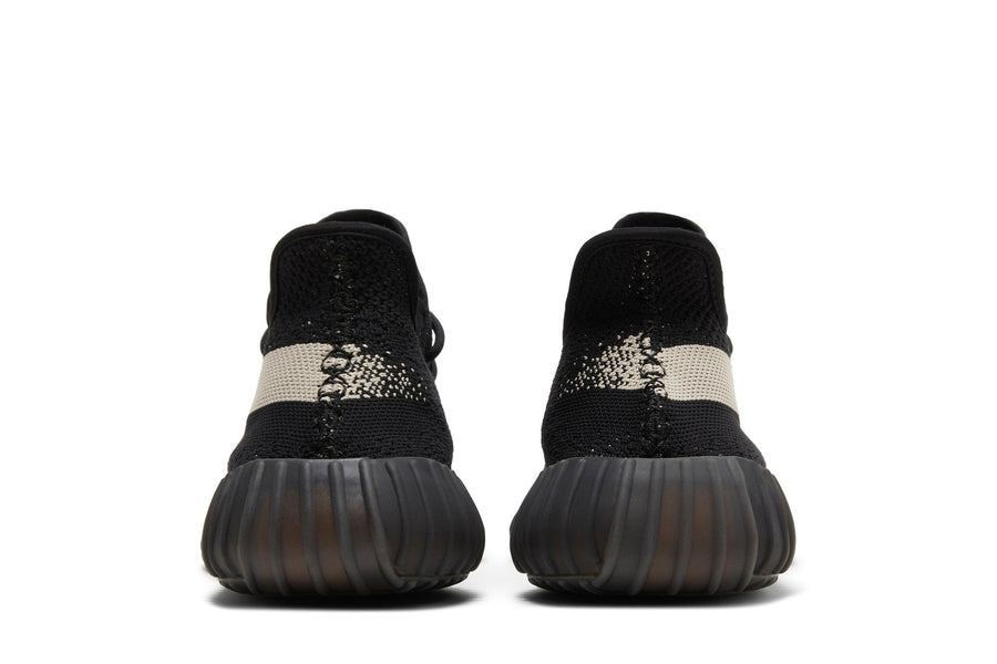 Vista superior do Yeezy Yeezy Boost 350 V2 Oreo mostrando abertura, lingueta e cadarços