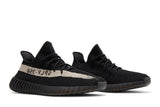 Vista frontal do Yeezy Yeezy Boost 350 V2 Oreo mostrando biqueira e costuras