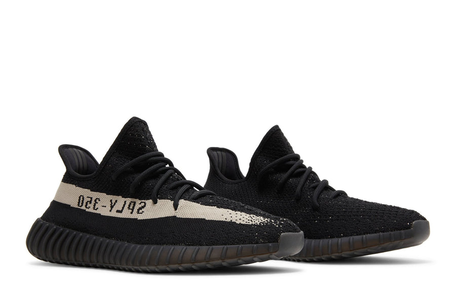 Vista frontal do Yeezy Yeezy Boost 350 V2 Oreo mostrando biqueira e costuras