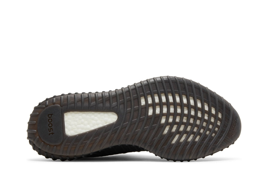 Vista traseira do Yeezy Yeezy Boost 350 V2 Oreo mostrando calcanheira e detalhes do solado